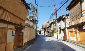 延伸された新宮川町通りも石畳でキレイに整備されている