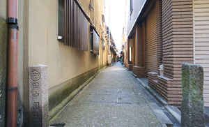 大黒町通り川の路地入口には「田中圖子」と石柱があります。