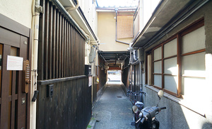 新宮川町通りへ抜ける出入り口が見えてきました。