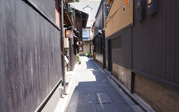 京都祇園「花見小路通り」は閑静で上品な趣き。
