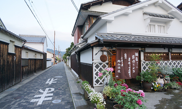 京都亀岡市の丹波亀山城付近に残る、歴史感じる路地と丹山酒造。