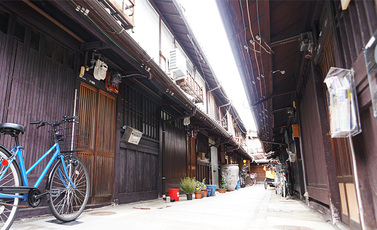 京都西陣の「三上家路地」に残る、築130年の長屋の風情。