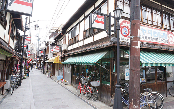 京都伏見「竜馬通り商店街」の風情と賑わい。
