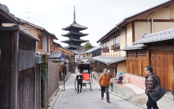 京都でも超有名な「産寧坂」。三年坂とも呼ばれ、付近一帯の路地の美しさは京都一。