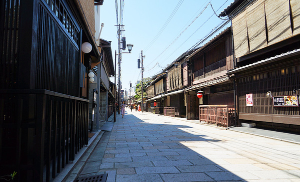 祇園「新橋通り」は、京都市電の敷石を再利用して作られた石畳がとても美しい。