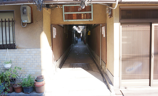 「田中圖子（図子）」は、2階建ての民家の下をくぐり抜けるような造りでワクワクする。