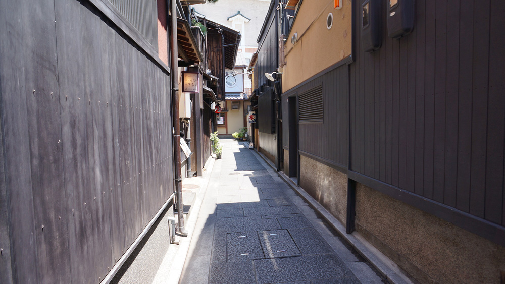 京都祇園「花見小路通り」は閑静で上品な趣き。
