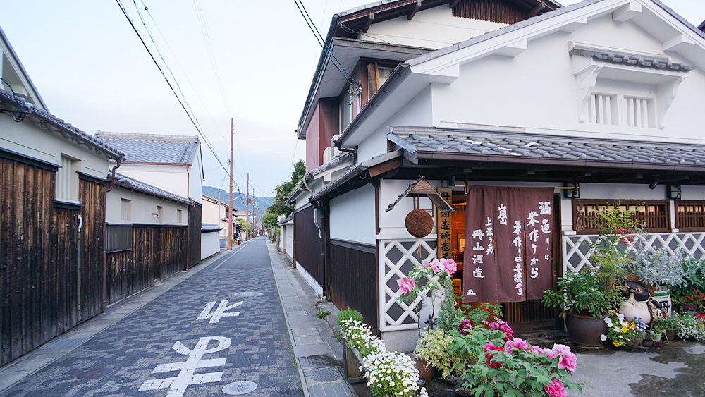 京都亀岡市の丹波亀山城付近に残る、歴史感じる路地と丹山酒造。