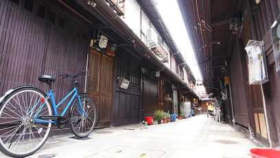 京都西陣の「三上家路地」に残る、築130年の長屋の風情。