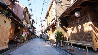 石畳の閑静な「宮川町通り」には、歴史あるお茶屋や置屋が多く軒を連ねる。