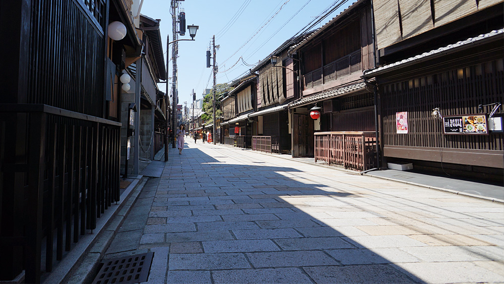 祇園「新橋通り」は、京都市電の敷石を再利用して作られた石畳がとても美しい。