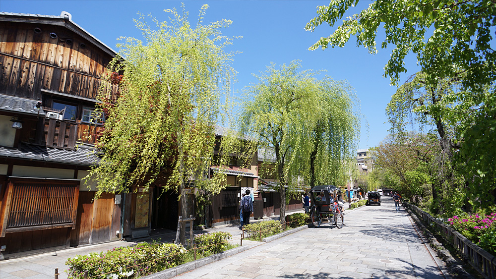 祇園「白川南通り」の風情ある通りは、テレビや映画の撮影などで利用されることも。