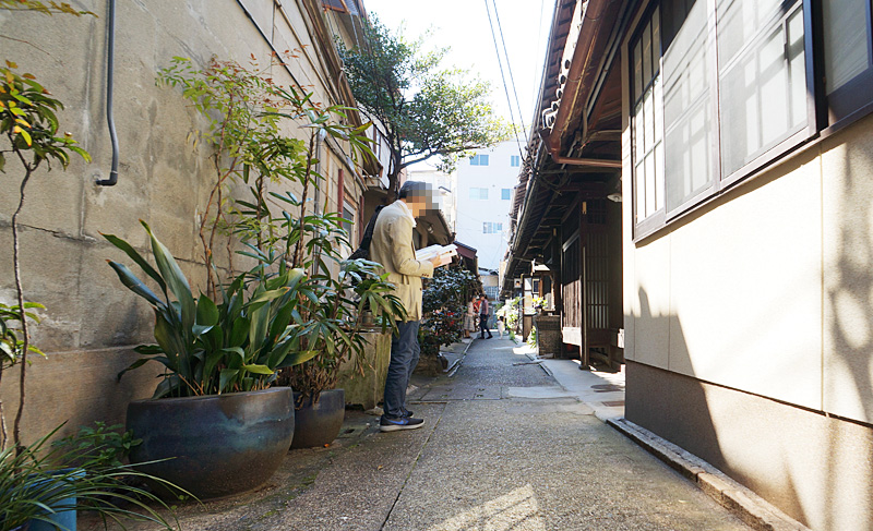 あじき路地」は、井戸をくむポンプや昭和風レトロな街灯など、どこか懐かしい空間に感動。 - 京都の路地の魅力、風情、おすすめの神社を楽しむ、「京都散歩」